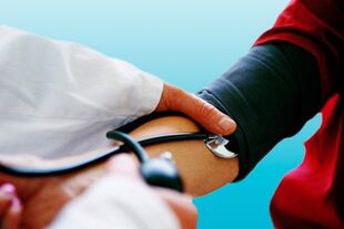 Ao medir a pressão arterial com um tonômetro, o médico pode detectar hipertensão em um paciente. 